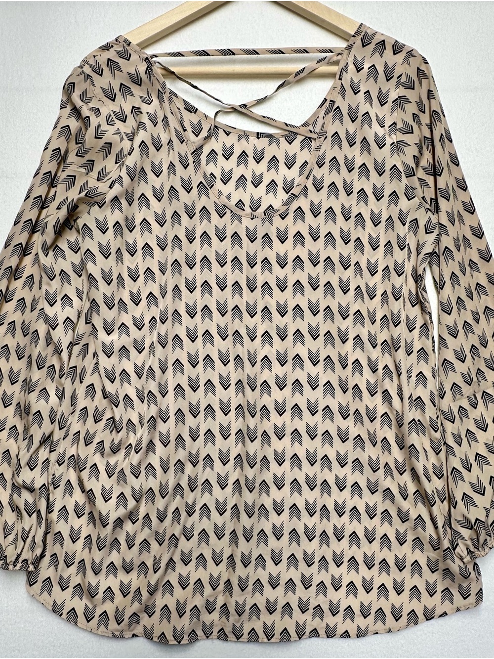 Maurices Women’s Medium Chevron Print Blouse • Crisscross Neckline Top - Picture 4 of 6